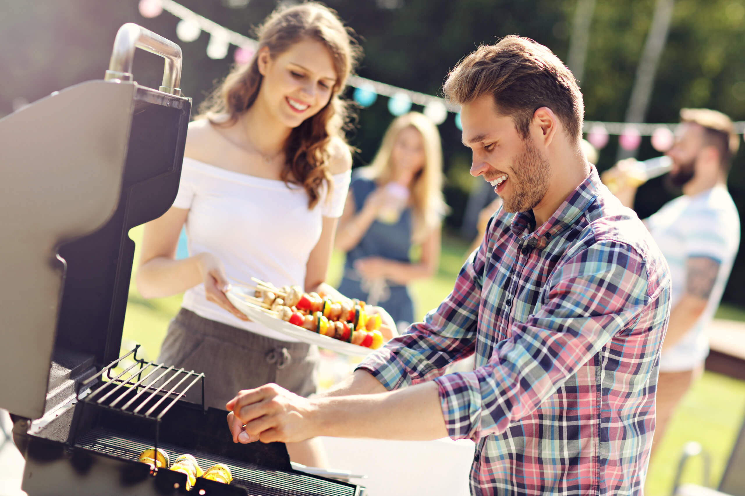 Sommerlicher Grillabend mit Freunden in der Natur